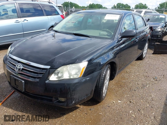 2007 Toyota Avalon XL z VIN 4T1BK36B87U184714, wystawiony jako IAAI lot #42243997 z przebiegiem 165 691 mil mil oraz . Historia ofert i sprzedaży dostępna na DreamBid. Obrazek 2.