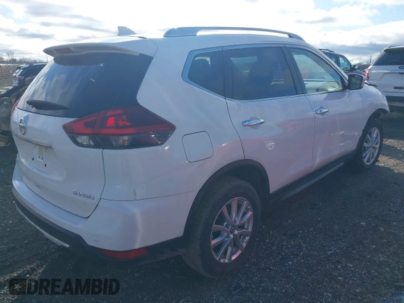 2020 Nissan Rogue SV z VIN JN8AT2MV3LW138117, wystawiony jako IAAI lot #41902231 z przebiegiem 131 746 mil mil oraz . Historia ofert i sprzedaży dostępna na DreamBid. Obrazek 4.