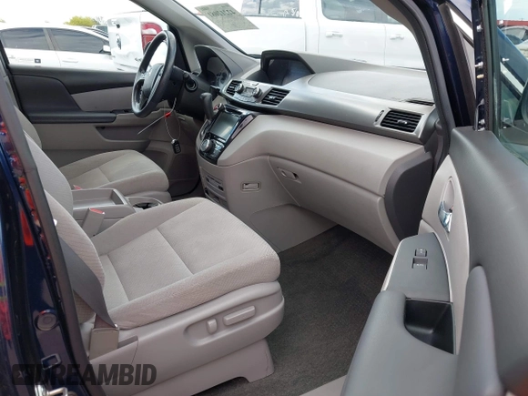 2017 Honda Odyssey SE with VIN 5FNRL5H30HB025472, listed as a IAAI auction lot 42212081 with 33,557 mi miles and . Bid and sale history available at carsss.com. Image 5.