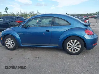 2018 Volkswagen Beetle S z VIN 3VWFD7AT5JM710121, wystawiony jako IAAI lot #41264655 z przebiegiem 37 871 mil mil oraz . Historia ofert i sprzedaży dostępna na DreamBid. Obrazek 14.