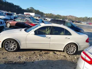 2008 Mercedes-Benz E 350 Luxury z VIN WDBUF56X18B271715, wystawiony jako IAAI lot #41180934 z przebiegiem 120 797 mil mil oraz . Historia ofert i sprzedaży dostępna na DreamBid. Obrazek 3.