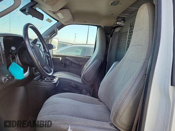 2020 Chevrolet Express Cargo z VIN 1GCWGAFG8L1252738, wystawiony jako IAAI lot #42617603 z przebiegiem 65 745 mil mil oraz . Historia ofert i sprzedaży dostępna na DreamBid. Obrazek 18.