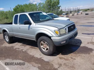 2001 Toyota Tacoma z VIN 5TEWN72N11Z845227, wystawiony jako IAAI lot #42397877 z przebiegiem 323 243 mil mil oraz . Historia ofert i sprzedaży dostępna na DreamBid. Obrazek 1.