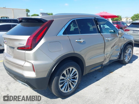 2025 Cadillac XT4 FWD Premium Luxury z VIN 1GYFZCR41SF152998, wystawiony jako IAAI lot #42318061 z przebiegiem 9521 mil mil oraz . Historia ofert i sprzedaży dostępna na DreamBid. Obrazek 4.
