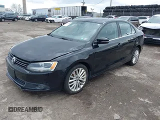 2014 Volkswagen Jetta SEL z VIN 3VWL17AJ3EM379295, wystawiony jako IAAI lot #41897734 z przebiegiem 124 344 mil mil oraz . Historia ofert i sprzedaży dostępna na DreamBid. Obrazek 2.