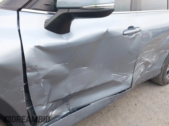 2024 Toyota Highlander LE z VIN 5TDKDRAH2RS542863, wystawiony jako IAAI lot #41466780 z przebiegiem 6 558 mil mil oraz . Historia ofert i sprzedaży dostępna na DreamBid. Obrazek 6.