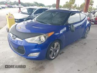 2012 Hyundai Veloster w/Gray Int z VIN KMHTC6AD0CU034683, wystawiony jako IAAI lot #42395112 z przebiegiem 134 388 mil mil oraz . Historia ofert i sprzedaży dostępna na DreamBid. Obrazek 2.
