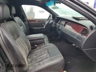 2003 Lincoln Town Car Executive z VIN 1L1FM81W33Y653215, wystawiony jako Copart lot #84396364 z przebiegiem Nie podano mil oraz Szkoda całkowita • Salvage title. Historia ofert i sprzedaży dostępna na DreamBid. Obrazek 5.