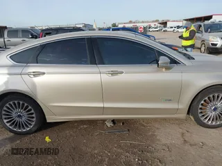 2017 Ford Fusion Titanium z VIN 3FA6P0SU5HR373140, wystawiony jako IAAI lot #41082406 z przebiegiem 98 422 mil mil oraz . Historia ofert i sprzedaży dostępna na DreamBid. Obrazek 14.