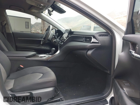 2024 Toyota Camry LE z VIN 4T1C11AK9RU228788, wystawiony jako IAAI lot #42108189 z przebiegiem 26 359 mil mil oraz . Historia ofert i sprzedaży dostępna na DreamBid. Obrazek 5.