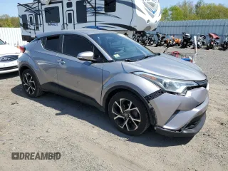 2018 Toyota C-HR XLE z VIN NMTKHMBX8JR001011, wystawiony jako Copart lot #55469265 z przebiegiem 106 938 mil mil oraz Szkoda całkowita • Salvage title. Historia ofert i sprzedaży dostępna na DreamBid. Obrazek 4.