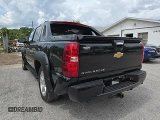 2013 Chevrolet Avalanche LTZ z VIN 3GNTKGE77DG250771, wystawiony jako Copart lot #59786255 z przebiegiem 150 363 mil mil oraz Czysty tytuł • Clean title. Historia ofert i sprzedaży dostępna na DreamBid. Obrazek 3.