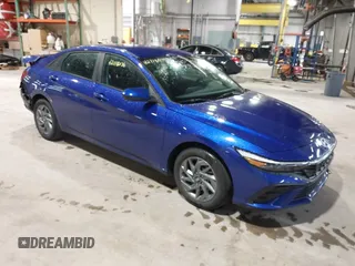 2024 Hyundai Elantra SEL z VIN KMHLM4DG4RU842843, wystawiony jako IAAI lot #42118076 z przebiegiem 6 242 mil mil oraz . Historia ofert i sprzedaży dostępna na DreamBid. Obrazek 1.