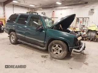 1998 Chevrolet Tahoe z VIN 1GNEK13R7WJ379752, wystawiony jako IAAI lot #42026616 z przebiegiem 270 881 mil mil oraz . Historia ofert i sprzedaży dostępna na DreamBid. Obrazek 1.