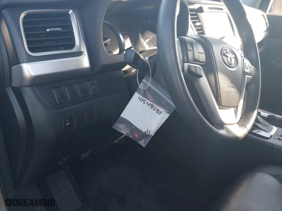 2014 Toyota Highlander XLE with VIN 5TDKKRFHXES024685, listed as a IAAI auction lot 41548281 with 160,000 mi miles. Bid and sale history available at carsss.com. Image 19.