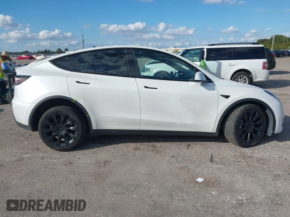 2023 Tesla Model Y Long Range z VIN 7SAYGDEE0PA128888, wystawiony jako IAAI lot #41410085 z przebiegiem 12 578 mil mil oraz . Historia ofert i sprzedaży dostępna na DreamBid. Obrazek 13.