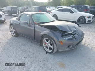 2006 Mazda MX-5 Miata Touring z VIN JM1NC25F660104717, wystawiony jako IAAI lot #42112716 z przebiegiem 162 101 mil mil oraz . Historia ofert i sprzedaży dostępna na DreamBid. Obrazek 1.