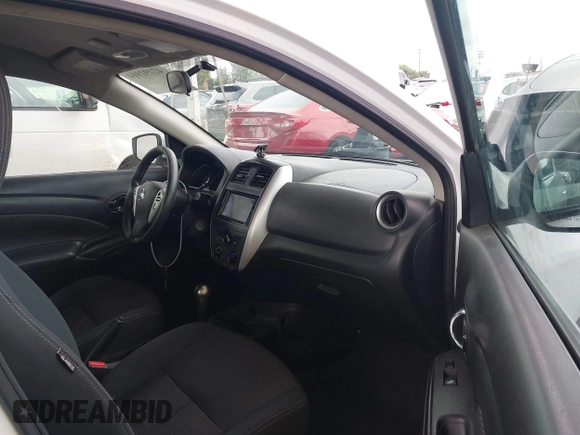 2019 Nissan Versa SV z VIN 3N1CN7AP1KL838940, wystawiony jako IAAI lot #42191914 z przebiegiem 72 374 mil mil oraz . Historia ofert i sprzedaży dostępna na DreamBid. Obrazek 5.