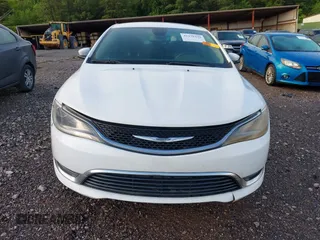 2015 Chrysler 200 Limited z VIN 1C3CCCAB9FN650810, wystawiony jako IAAI lot #42178449 z przebiegiem Nie podano mil oraz . Historia ofert i sprzedaży dostępna na DreamBid. Obrazek 6.