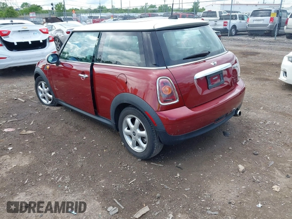 2009 MINI Hardtop z VIN WMWMF33599TW72771, wystawiony jako IAAI lot #42225326 z przebiegiem 94 014 mil mil oraz . Historia ofert i sprzedaży dostępna na DreamBid. Obrazek 3.