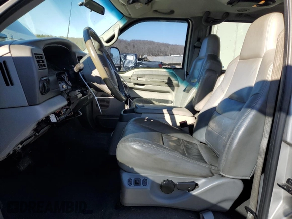 2002 Ford Excursion XLT z VIN 1FMNU41S72EB48066, wystawiony jako Copart lot #87483144 z przebiegiem 192 298 mil mil oraz Szkoda całkowita • Salvage title. Historia ofert i sprzedaży dostępna na DreamBid. Obrazek 7.