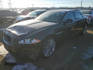 2015 Jaguar XJ Portfolio z VIN SAJWJ2GD9F8V85717, wystawiony jako Copart lot #82539734 z przebiegiem 113 721 mil mil oraz Szkoda całkowita • Salvage title. Historia ofert i sprzedaży dostępna na DreamBid. Obrazek 1.