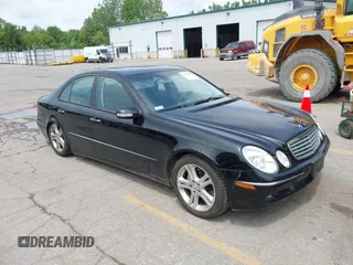 2004 Mercedes-Benz E 500 z VIN WDBUF70J74A491439, wystawiony jako IAAI lot #42454079 z przebiegiem 130 237 mil mil oraz . Historia ofert i sprzedaży dostępna na DreamBid. Obrazek 1.