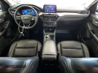 2021 Ford Escape Titanium Plug-In Hybrid z VIN 1FMCU0LZ8MUA66995, wystawiony jako Copart lot #60986765 z przebiegiem 69 609 mil mil oraz Czysty tytuł • Clean title. Historia ofert i sprzedaży dostępna na DreamBid. Obrazek 8.