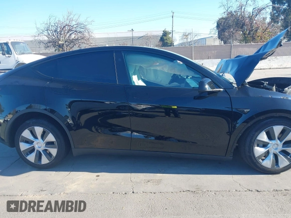 2024 Tesla Model Y Long Range with VIN 7SAYGAEE7RF014424, listed as a IAAI auction lot 41402098 with 6,052 mi miles and . Bid and sale history available at DreamBid. Image 13.