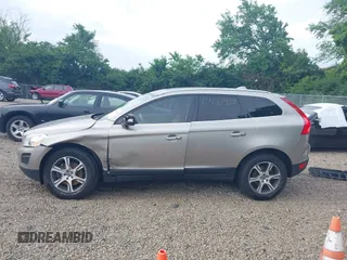 2013 Volvo XC60 T6 z VIN YV4902DZ5D2423949, wystawiony jako IAAI lot #42442938 z przebiegiem 126 108 mil mil oraz . Historia ofert i sprzedaży dostępna na DreamBid. Obrazek 14.