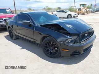 2014 Ford Mustang V6 z VIN 1ZVBP8AM0E5209072, wystawiony jako IAAI lot #42641282 z przebiegiem 71 445 mil mil oraz . Historia ofert i sprzedaży dostępna na DreamBid. Obrazek 1.