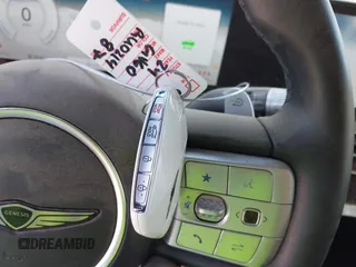 2024 Genesis GV60 z VIN KMUKEDSBXRU021487, wystawiony jako IAAI lot #41593903 z przebiegiem 10 961 mil mil oraz . Historia ofert i sprzedaży dostępna na DreamBid. Obrazek 11.