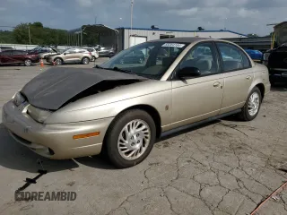 1998 Saturn SL z VIN 1G8ZK5270WZ240303, wystawiony jako Copart lot #65364164 z przebiegiem 156 699 mil mil oraz Szkody całkowita. Historia ofert i sprzedaży dostępna na DreamBid. Obrazek 1.