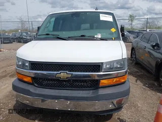 2020 Chevrolet Express Passenger LT z VIN 1GAZGPFG0L1243105, wystawiony jako IAAI lot #42086334 z przebiegiem 79 370 mil mil oraz . Historia ofert i sprzedaży dostępna na DreamBid. Obrazek 12.
