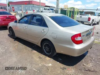 2002 Toyota Camry LE z VIN 4T1BE32K42U592181, wystawiony jako IAAI lot #42206721 z przebiegiem 299 947 mil mil oraz . Historia ofert i sprzedaży dostępna na DreamBid. Obrazek 3.