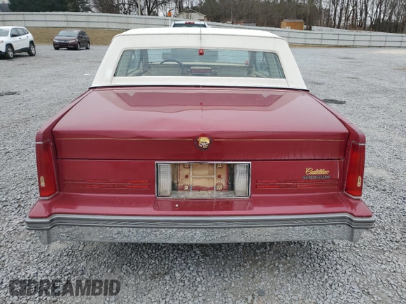1987 Cadillac DeVille z VIN 1G6CD1181H4318101, wystawiony jako Copart lot #75354324 z przebiegiem Nie podano mil oraz Szkoda całkowita • Salvage title. Historia ofert i sprzedaży dostępna na DreamBid. Obrazek 6.