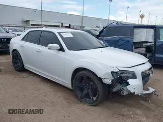 2018 Chrysler 300 S z VIN 2C3CCABGXJH240081, wystawiony jako IAAI lot #41908744 z przebiegiem 125 741 mil mil oraz . Historia ofert i sprzedaży dostępna na DreamBid. Obrazek 1.