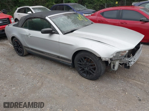 2012 Ford Mustang V6 z VIN 1ZVBP8EM4C5273218, wystawiony jako IAAI lot #42253497 z przebiegiem 175 676 mil mil oraz . Historia ofert i sprzedaży dostępna na DreamBid. Obrazek 1.