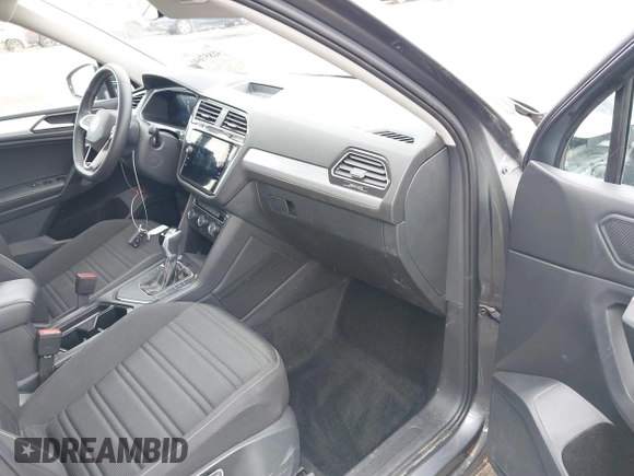 2024 Volkswagen Tiguan S z VIN 3VVRB7AX8RM111008, wystawiony jako IAAI lot #41857646 z przebiegiem 23 099 mil mil oraz . Historia ofert i sprzedaży dostępna na DreamBid. Obrazek 5.