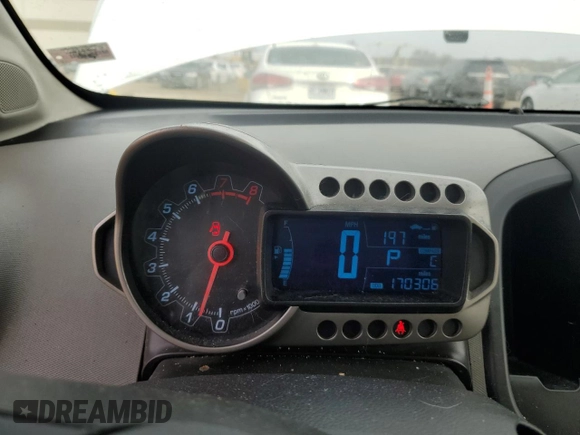2013 Chevrolet Sonic LS z VIN 1G1JA6SHXD4228652, wystawiony jako Copart lot #48116655 z przebiegiem 170 306 mil mil oraz Szkoda całkowita • Salvage title. Historia ofert i sprzedaży dostępna na DreamBid. Obrazek 9.