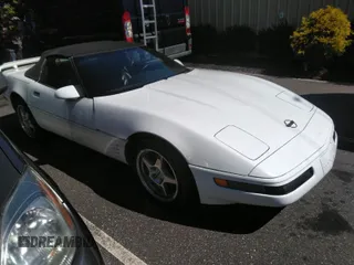 1991 Chevrolet Corvette z VIN 1G1YY338XM5114135, wystawiony jako IAAI lot #41889158 z przebiegiem 122 194 mil mil oraz . Historia ofert i sprzedaży dostępna na DreamBid. Obrazek 1.