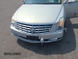 2007 Cadillac DTS Luxury I z VIN 1G6KD57Y07U154820, wystawiony jako IAAI lot #42393655 z przebiegiem 218 477 mil mil oraz . Historia ofert i sprzedaży dostępna na DreamBid. Obrazek 6.