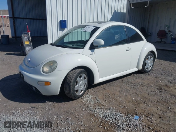 2000 Volkswagen Beetle GLS с VIN 3VWCC21C1YM445314, выставлен на аукционе IAAI как лот 42396409 с пробегом 185 758 миль миль и . История ставок и продаж доступна на DreamBid. Изображение 2.