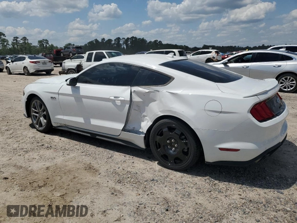2021 Ford Mustang GT z VIN 1FA6P8CF2M5117291, wystawiony jako Copart lot #56486855 z przebiegiem 31 183 mil mil oraz Szkody całkowita. Historia ofert i sprzedaży dostępna na DreamBid. Obrazek 2.