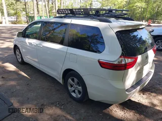 2016 Toyota Sienna LE AAS z VIN 5TDKK3DC4GS690593, wystawiony jako IAAI lot #42134347 z przebiegiem 175 063 mil mil oraz . Historia ofert i sprzedaży dostępna na DreamBid. Obrazek 3.