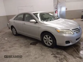 2010 Toyota Camry z VIN 4T4BF3EK4AR021612, wystawiony jako IAAI lot #41308791 z przebiegiem 329 133 mil mil oraz . Historia ofert i sprzedaży dostępna na DreamBid. Obrazek 1.