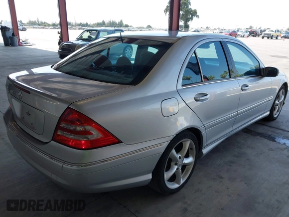 2006 Mercedes-Benz C 230 Sport z VIN WDBRF52H96A852497, wystawiony jako IAAI lot #42586523 z przebiegiem 225 825 mil mil oraz . Historia ofert i sprzedaży dostępna na DreamBid. Obrazek 4.