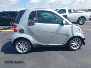 2009 Smart fortwo Pure z VIN WMEEJ31X49K210166, wystawiony jako IAAI lot #42251960 z przebiegiem 104 788 mil mil oraz . Historia ofert i sprzedaży dostępna na DreamBid. Obrazek 14.