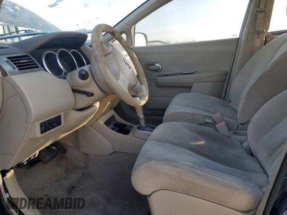 2007 Nissan Versa SL z VIN 3N1BC13E87L368908, wystawiony jako Copart lot #83246334 z przebiegiem Nie podano mil oraz Nie do naprawy • Non repairable. Historia ofert i sprzedaży dostępna na DreamBid. Obrazek 7.
