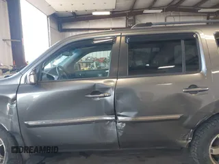 2010 Honda Pilot Touring with VIN 5FNYF4H89AB026005, listed as a IAAI auction lot 42118607 with 182,689 mi miles. Bid and sale history available at carsss.com. Image 14.